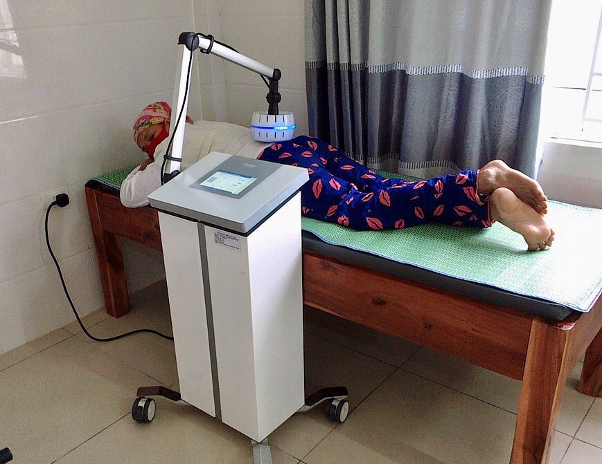 Bà Trầm đang điều trị bầng sóng ngắn tại khó đông y- Phục hồi chức năng bệnh viện đa khoa Bảo Sơn