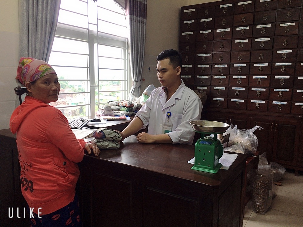 Bà Trầm đang nhận thuốc thang tại phòng thuốc đông y của bệnh viện đa khoa Bảo Sơn